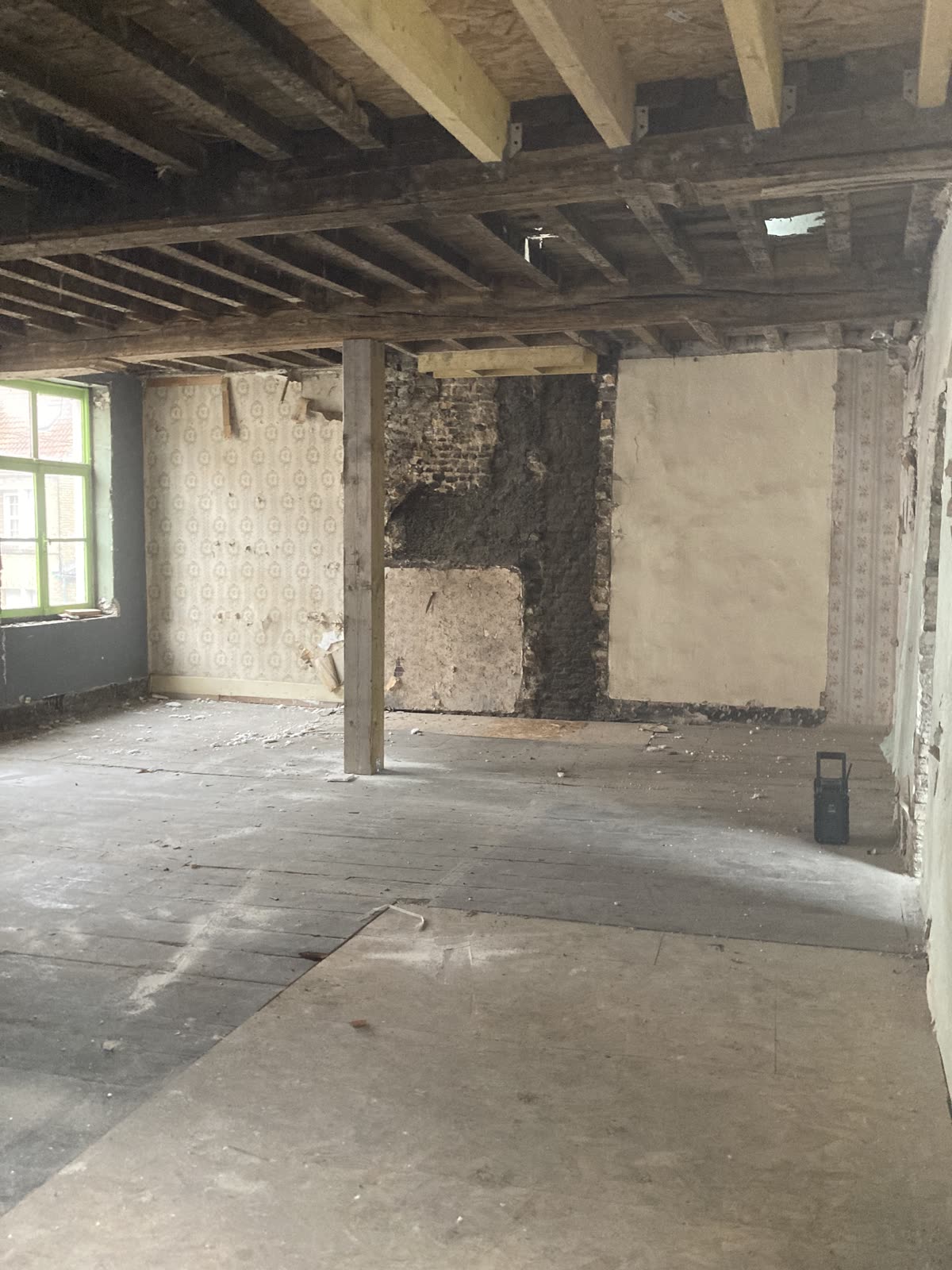 Avant travaux : plateau brut, plancher à nu et anciens papiers peints