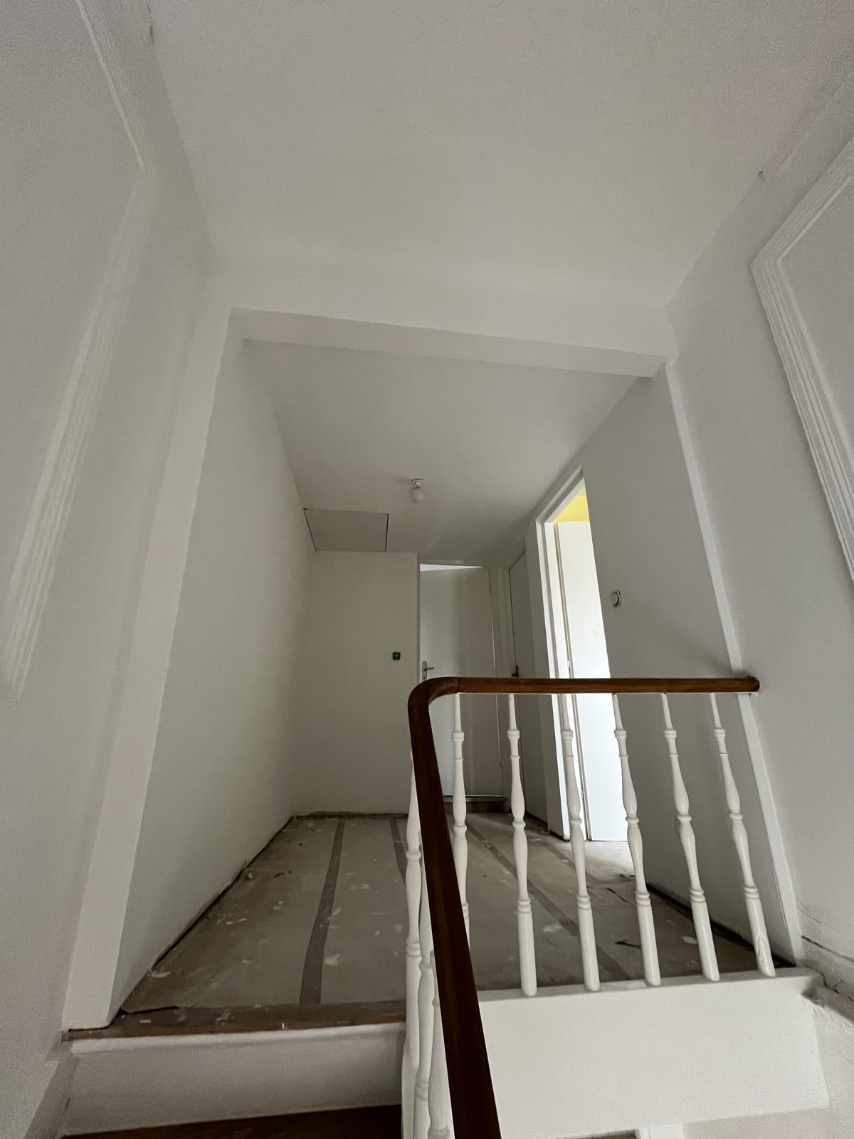 Après travaux — Le palier, depuis l'escalier