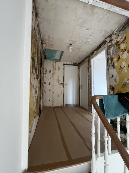 Avant travaux — Palier et cage d'escalier remis à neuf