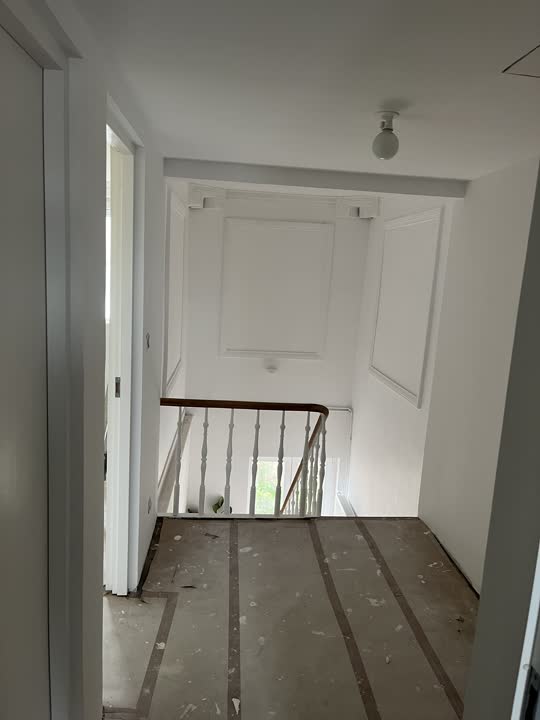 Application d'enduit de finition sur un mur