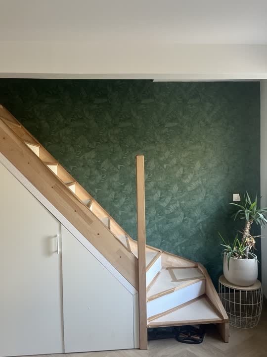D'un plateau brut à une pièce de vie lumineuse — Escalier (après)
